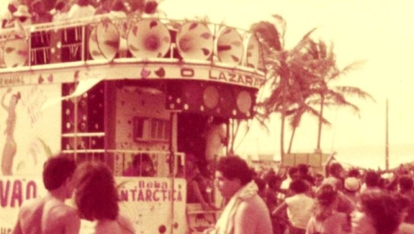 TRIO ELÉTRICO LAZARÃO, praia de Majorlândia.  Acervo Pedro Jorge Vieira